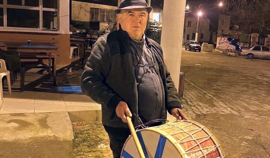 'Şapkalı muhtar' yine şapka çıkarttı: Davulcu bulamayan muhtar kendisi çalmaya başladı