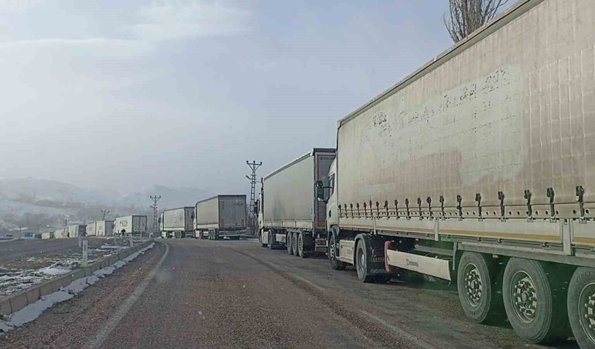 Sivas'ta Yoğun Kar Yağışı Ulaşımı Olumsuz Etkiledi, Tır Kuyrukları Uzadı