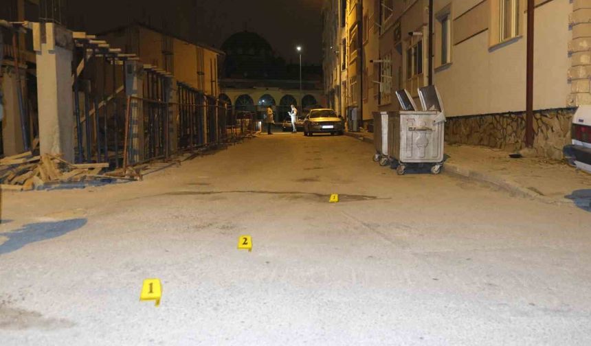 Sokak ortasında tüfekle rastgele ateş açıldı: Saçmalar bir araçla apartmanın kapısına isabet etti