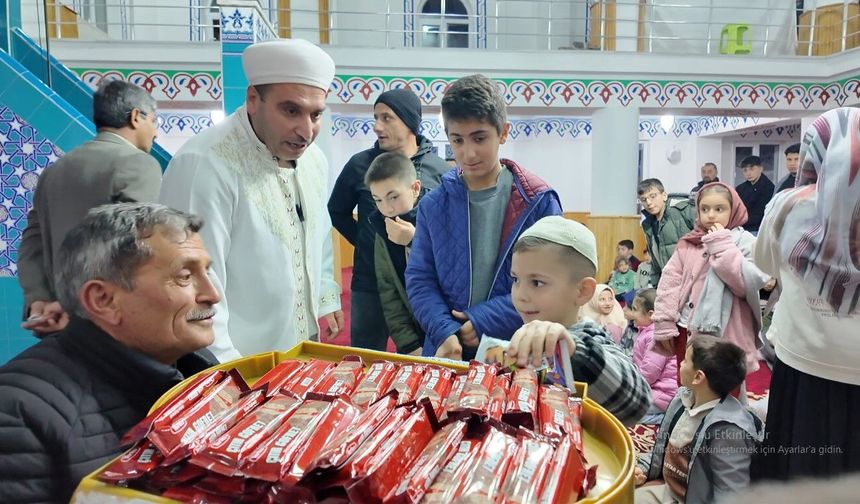 Çocuklara teravih sonrası sürpriz ikram