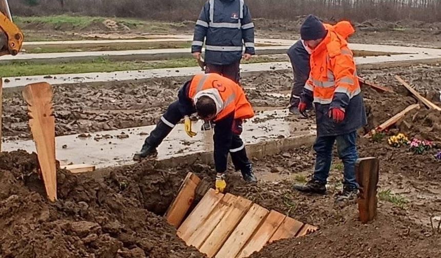 Vefat eden kaçak göçmenler Düzce'de defnedildi