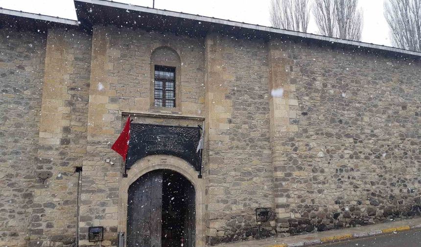 Yaklaşık 200 yıllık han, zamana direniyor