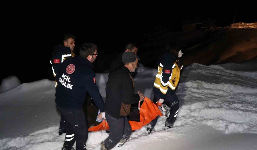 Yolu karla kapanan ve elektrikleri kesik olan köyde oksijensiz kalan hastanın imdadına yetiştiler