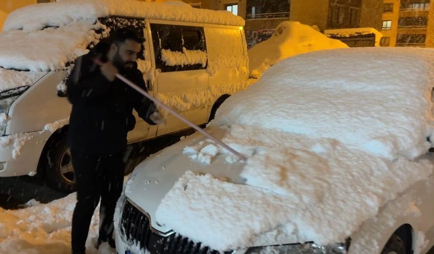Yüksekova'da kar kalınlığı 15 santimetreye ulaştı
