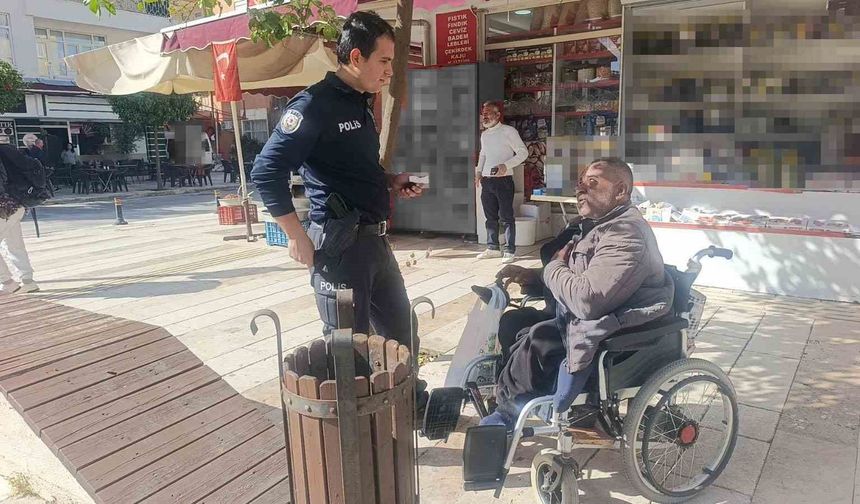 Antalya'da yaya geçidinde engelli aracına otomobilin çarpma anı kamerada