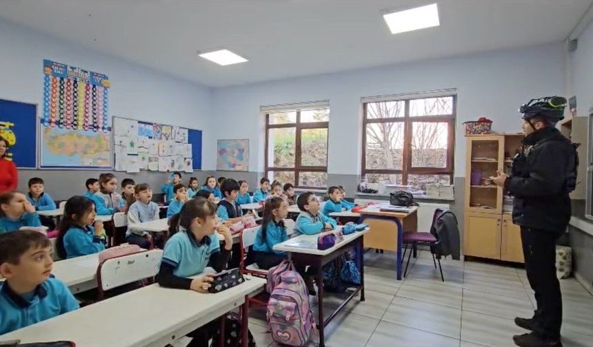 Arama kurtarma köpeği Tipo, öğrencilerin gözdesi oldu