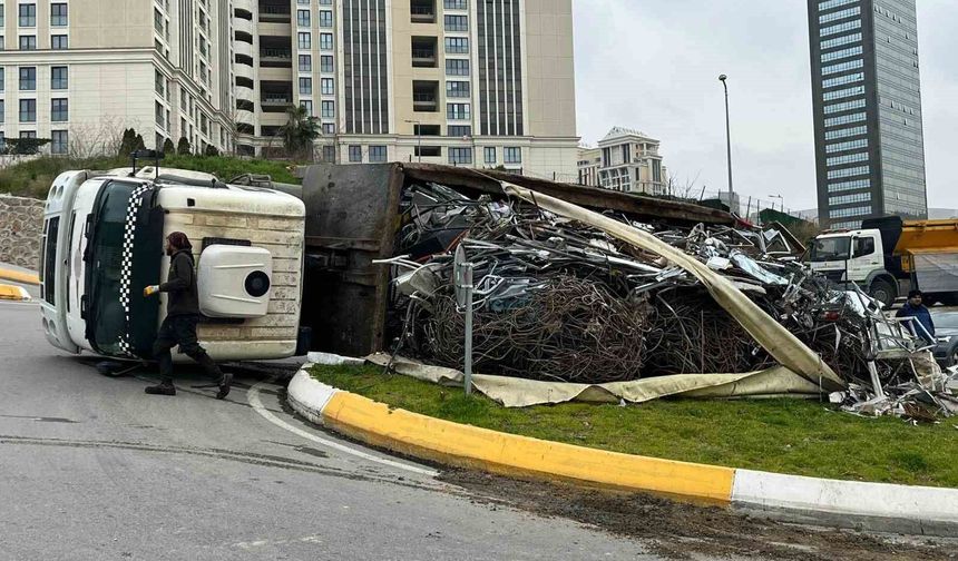 Ataşehir'de kamyon devrilerek yan yattı