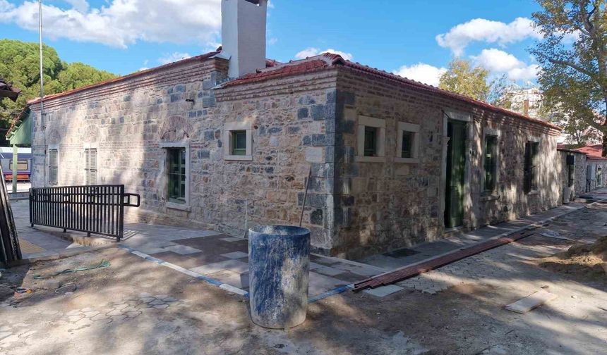 Bakan Uraloğlu: '60 Gar ve istasyonumuzu hem tarihi kimliğini koruyarak hem de modern ihtiyaçlara uygun hale getirerek yeniledik'