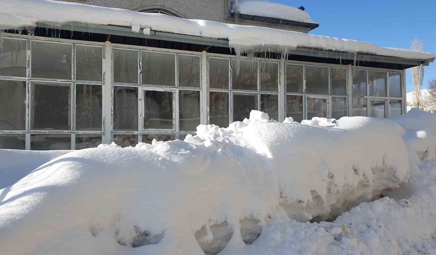 Başkale'de kar yağışı ve dondurucu soğuklar
