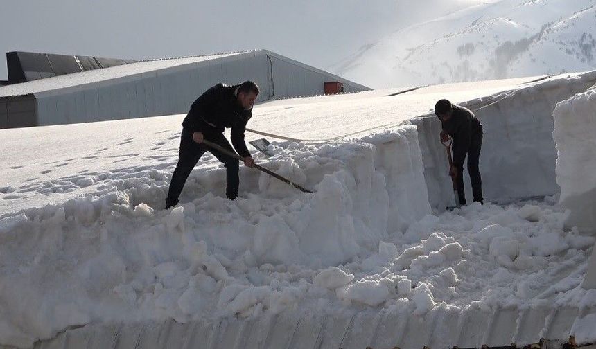 Bitlis'te çatılarda yoğun mesai