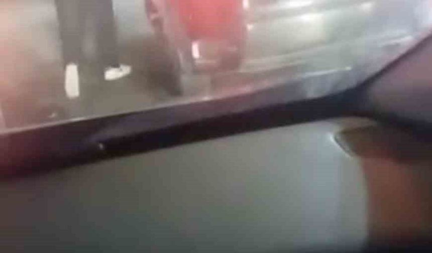 Bursa'da trafikte motosikletliye kadın sürücüden tekme ve tokatlı saldırı