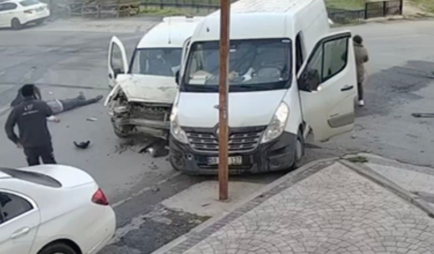 Cadde ile sokağın kesişiminde çarpıştılar: 4 yaralı