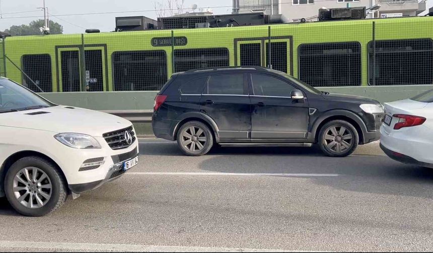 Cipi oto yolun sol şeridine kilitleyip gitti