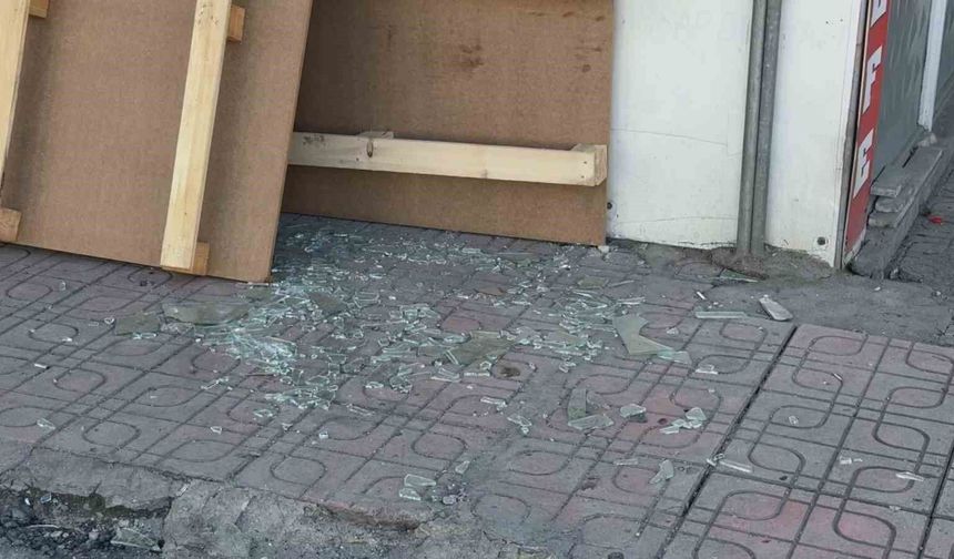 Diyarbakır'da çarpışan araçlardan biri iş yerine daldı