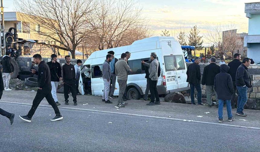 Diyarbakır'da işçi minibüsü duvara çarptı: 12 yaralı