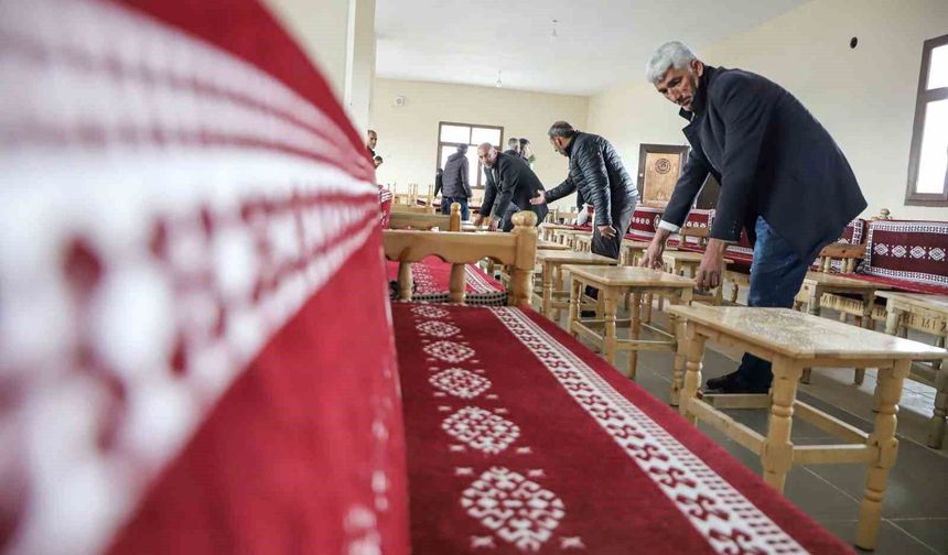 Diyarbakır'da taziye evlerine 732 sedir ve bin 464 sehpa ücretsiz dağıtıldı