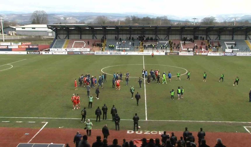 Düzcespor - Sebat Gençlikspor maçı sonrası saha karıştı