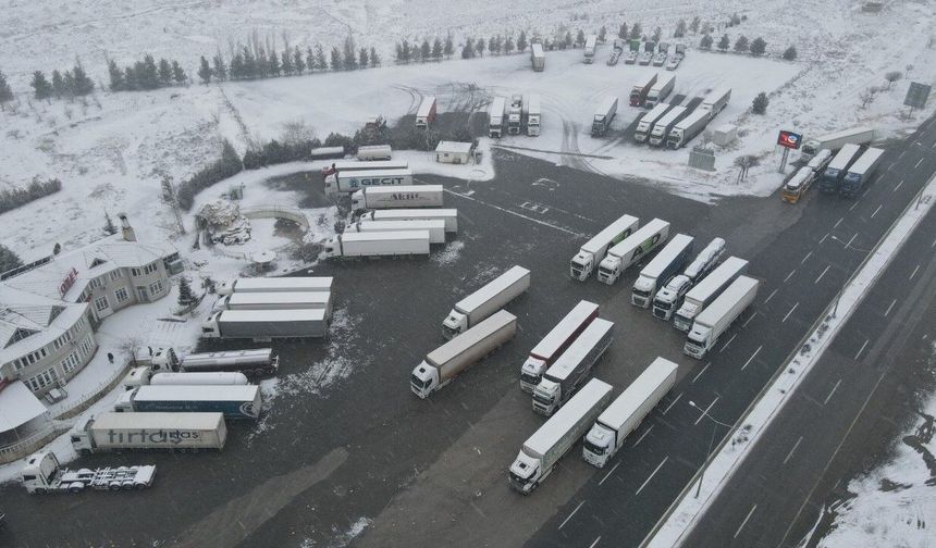Erzincan'da kar yağışı ulaşımı aksattı