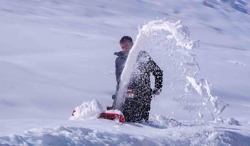 Erzurum'da kar yağışı durdu, çilesi devam ediyor