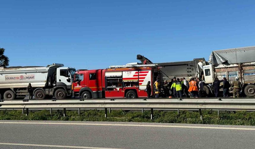 Hatay'da aynı istikametteki kamyonlar çarpıştı: 1 ölü