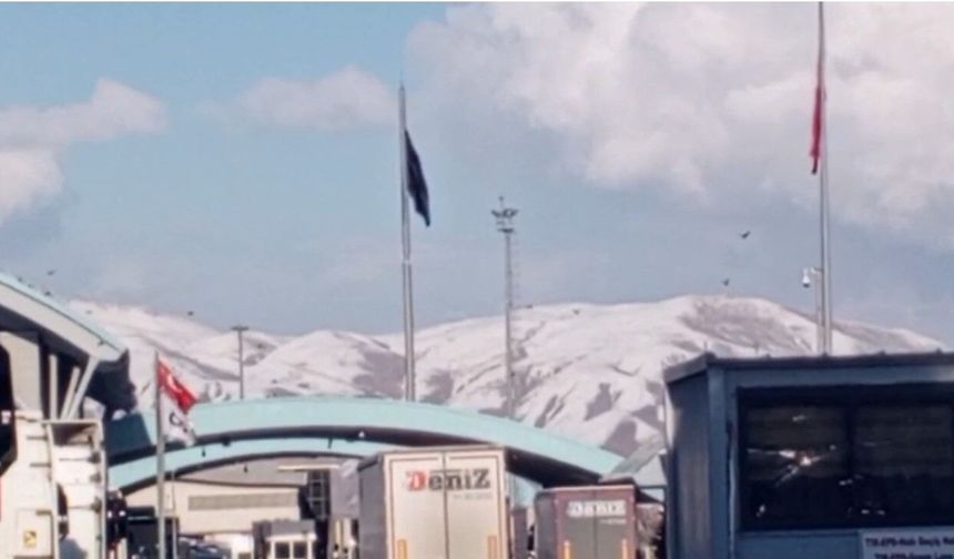 İran sınırındaki Esendere Sınır Kapısı'nda geçişlere kısıtlama getirildi