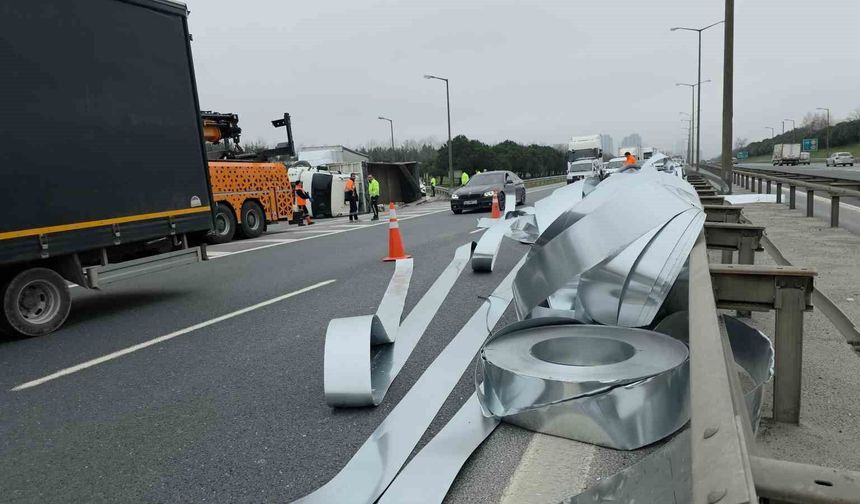 İstanbul-Edirne otoyolu'nda kaza: Rulo saclar yola savruldu