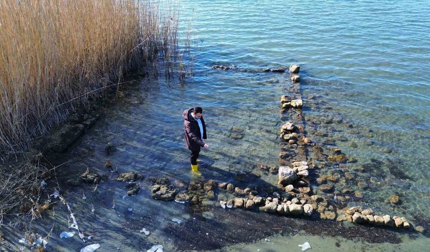 İznik Gölü'nde sular çekildi...Bir tarihi eser günyüzüne çıktı