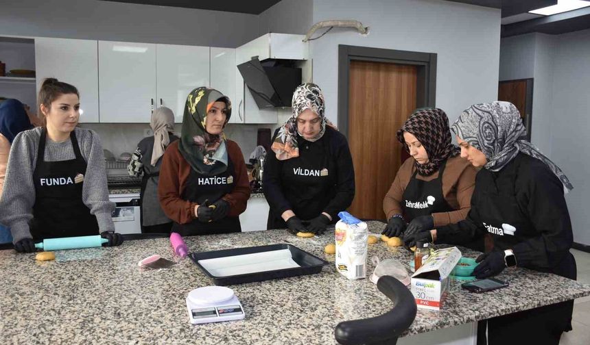 Kadınlar bu kursta hem öğreniyor, hem ailelerine destek oluyor