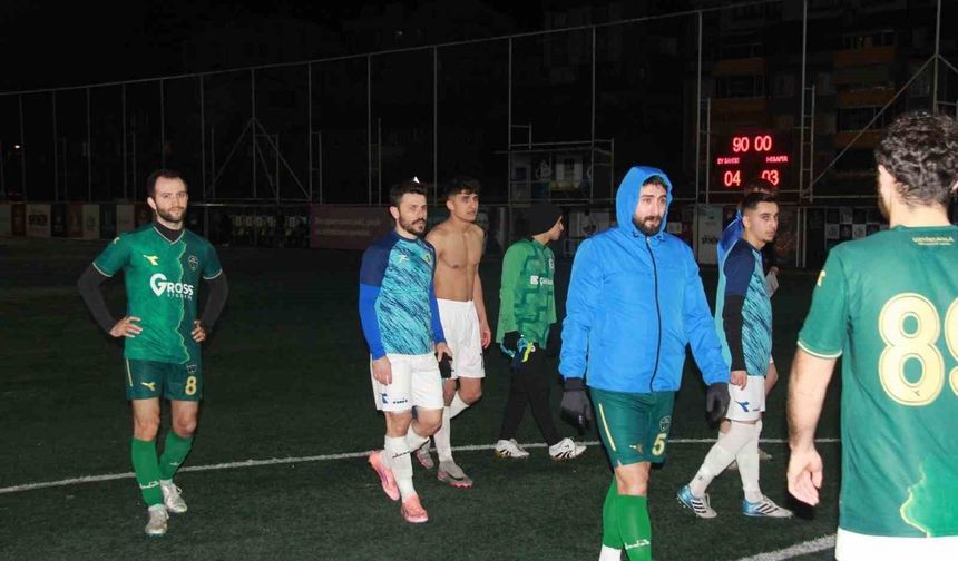 Kocaeli'de rakipleri gol atsın diye yere yatan futbolcuların savunmaları alındı
