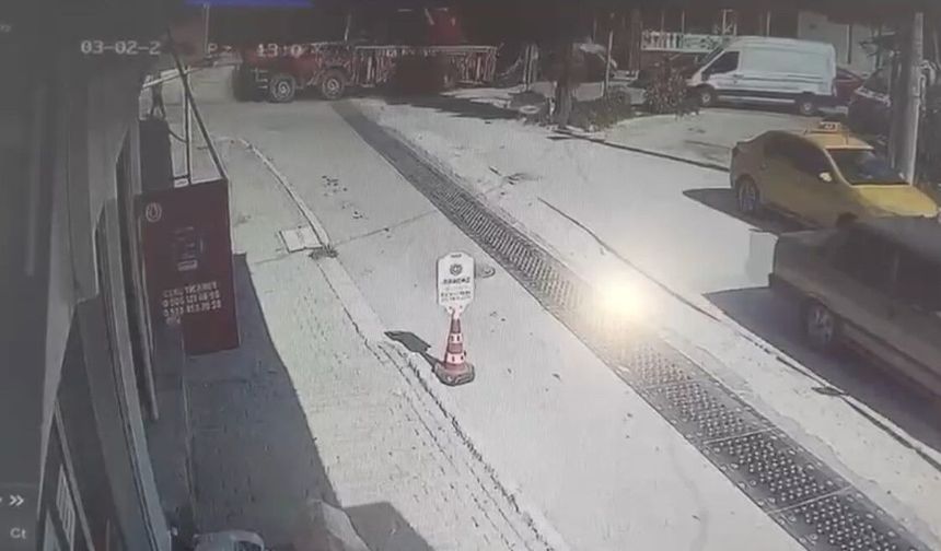 Kontrolden çıkan vincin otomobilleri sürüklediği anlar kamerada