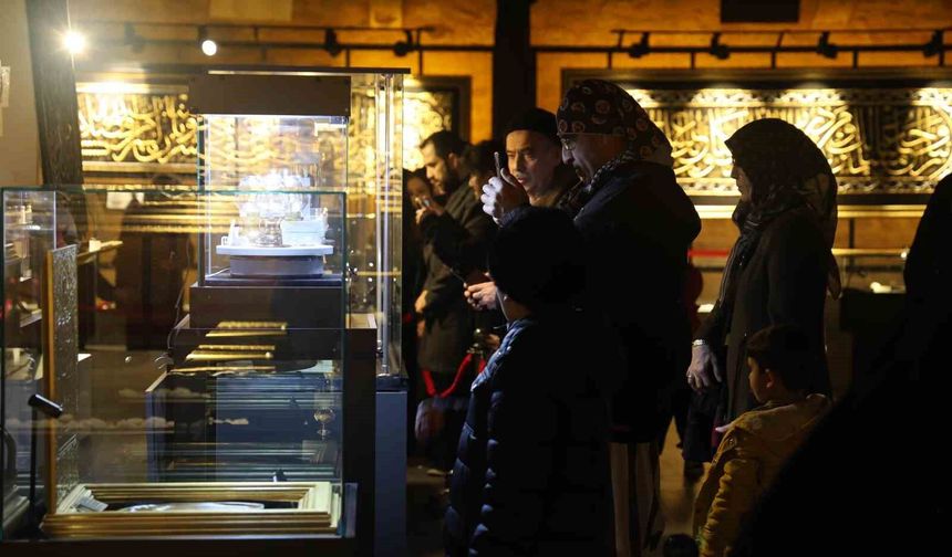 Konya'da Mukaddes Emanetler sergisine yoğun ilgi