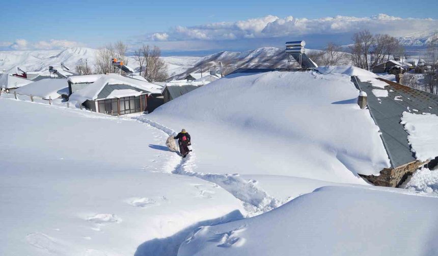 Muş'ta 1800 rakımlı köy kara gömüldü: Evler kar altında, ulaşım tünellerle sağlanıyor