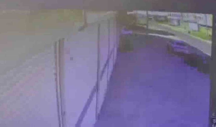 Otomobilin park halindeki aracı biçtiği kaza güvenlik kamerasında