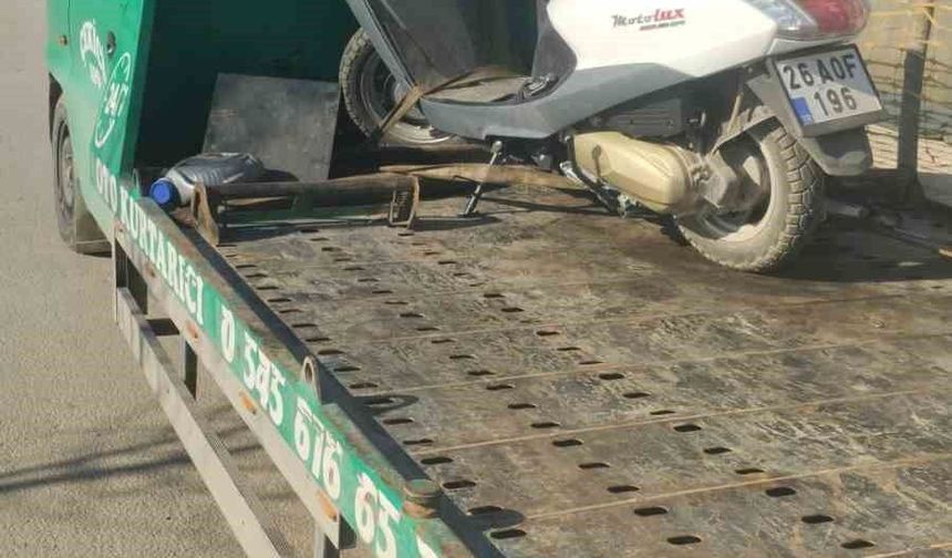 Otomobille çarpışan motosikletli kurye yaralandı