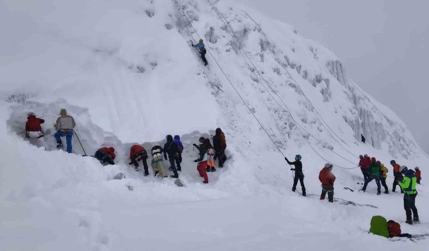 Palandöken'de buz tırmanışı eğitimi başarıyla gerçekleşti