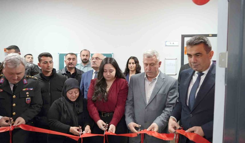 Şehidin adı köy okulundaki kütüphaneye verildi, ailesi gözyaşlarına hakim olamadı