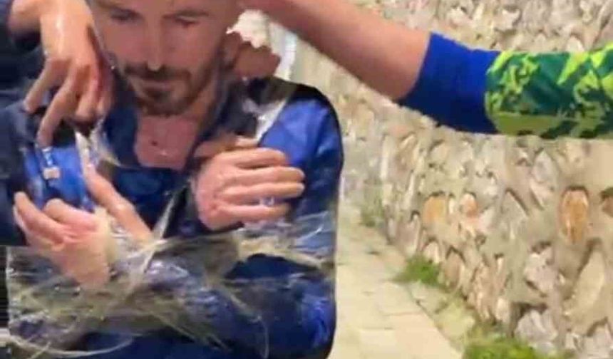 Takım arkadaşlarını koli bandıyla bağlayıp sirkeyle yıkadılar
