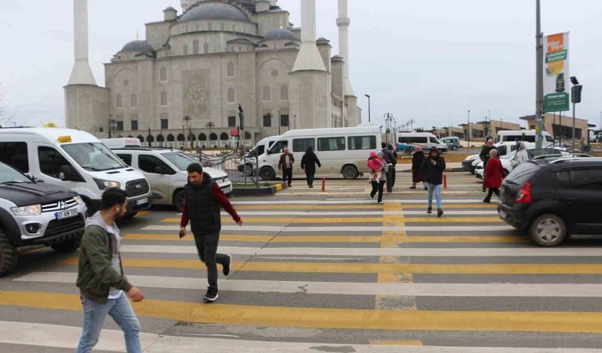 Üç şeritli yolda tehlikeli yaya geçidi korkutuyor