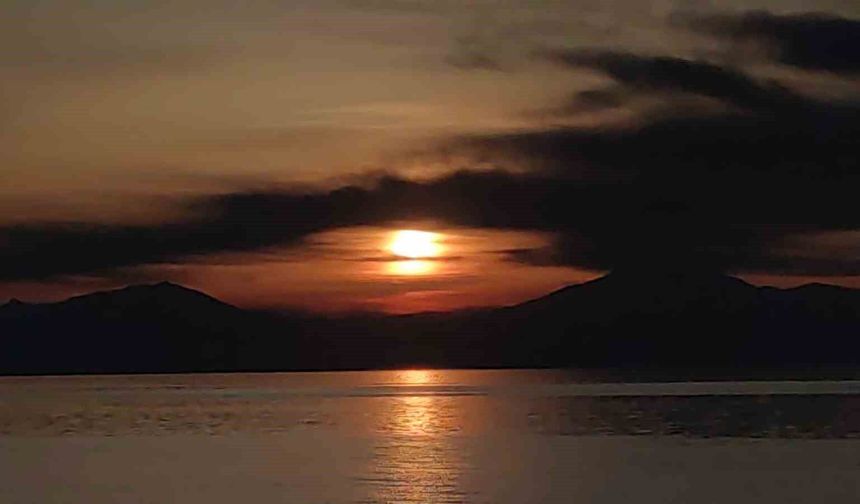 Van'da gökyüzü nöbet değişimi: Güneş çekildi, ay sahneye çıktı