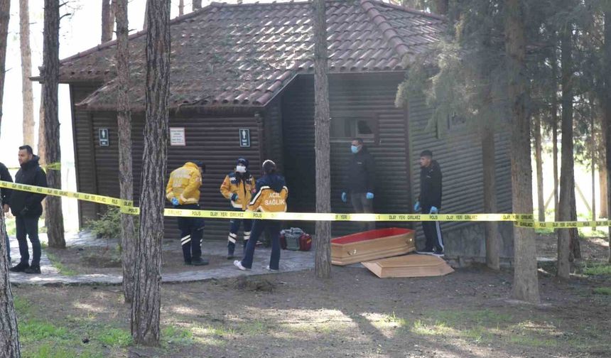 Yaşlı adam parkın lavabosunda ölü olarak bulundu