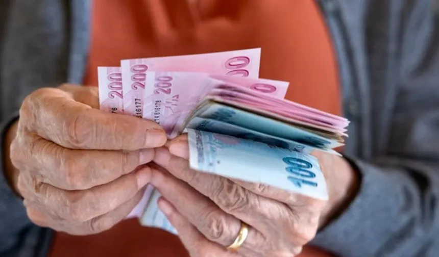 17 Milyon Emekliye Müjde: Bayram İkramiyesi ve Maaşlar Bugün İtibarıyla Yatmaya Başladı — Tam Takvim Burada