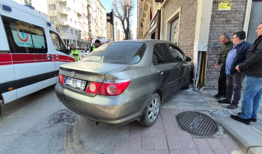 Atatürk Caddesi'nde Feci Kaza: Araç Kaldırıma Çıktı, 5 Kişi Yaralandı