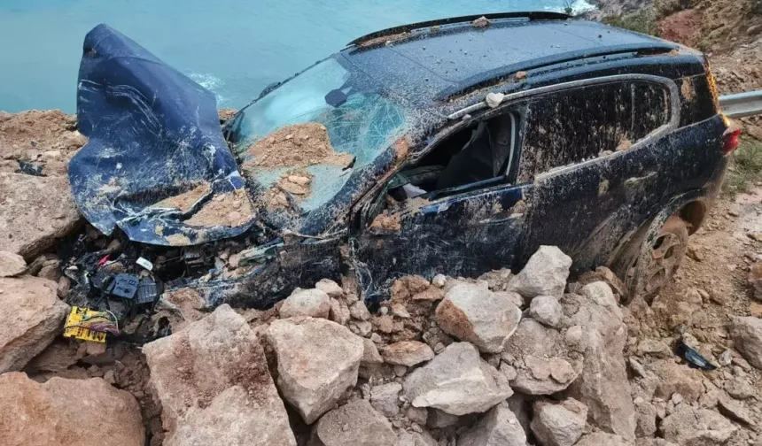 Mersin'de Heyelan: Seyir Halindeki Aracın Üzerine Çöktü