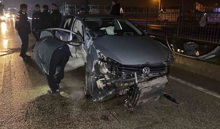 Kontrolden çıkan araç bariyerlere çarptı: 2 kişi yaralandı