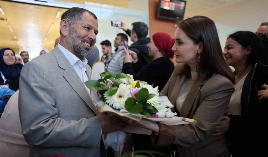 Mardin'de 'Aile Yılı' Kapsamında Umreden Dönen Çiftlere Duygusal Karşılama Töreni