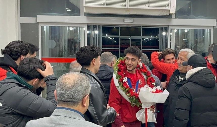 Milli atlet Furkan Akar, çiçeklerle karşılandı