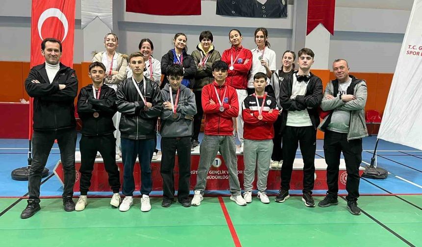 Pazarlar Spor Lisesi Atletizmde 15 Madalya Kazandı