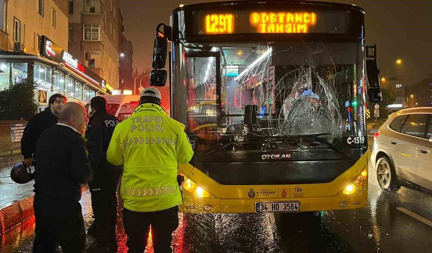 Üsküdar'da Kırmızı Işıkta Geçen Yayaya İETT Otobüsü Çarptı