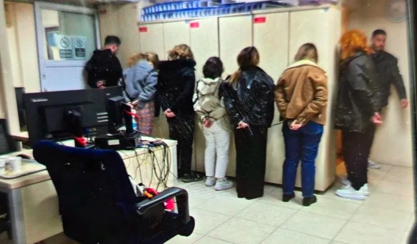 Polisle alay eden plaza çalışanları işten çıkarıldı: 8 gözaltı, 4 ihraç
