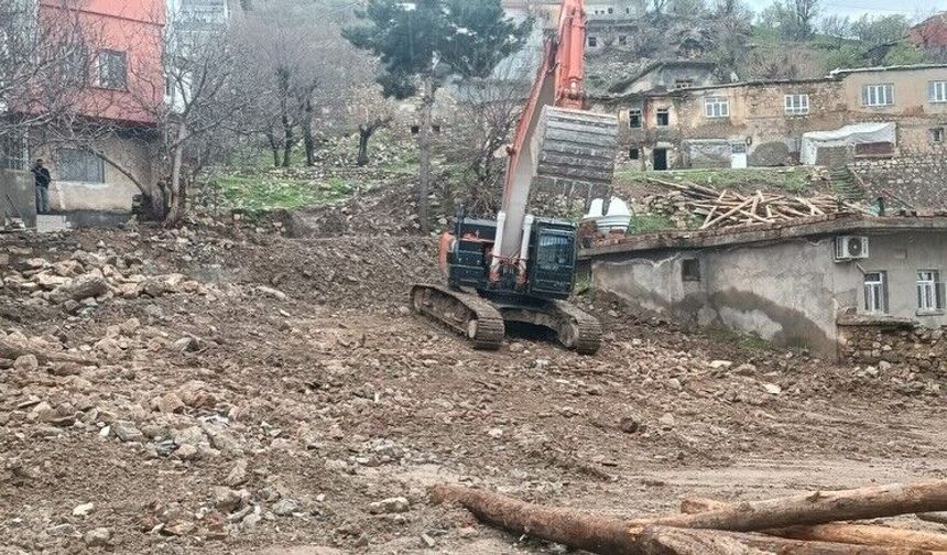 Kozluk'ta çamurlu köy yolları sonunda onarıldı